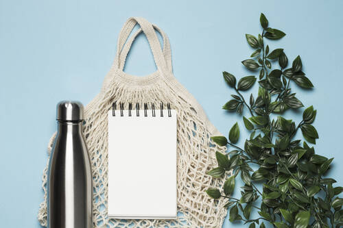 Imagen alusiva a regalos ecológicos en nuestro catálogo de merchandising. en la imagen se ven una botella y bolsa de material reciclado
