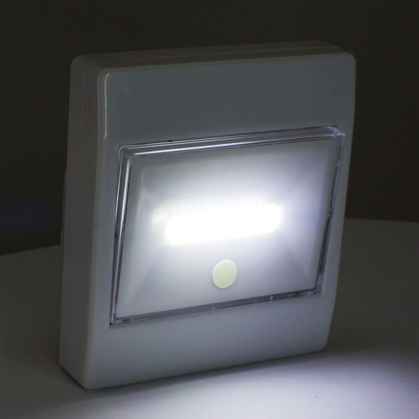 Luz LED de Emergencia, vista 2 - Tecnología y Electrónicos | MerchLAB