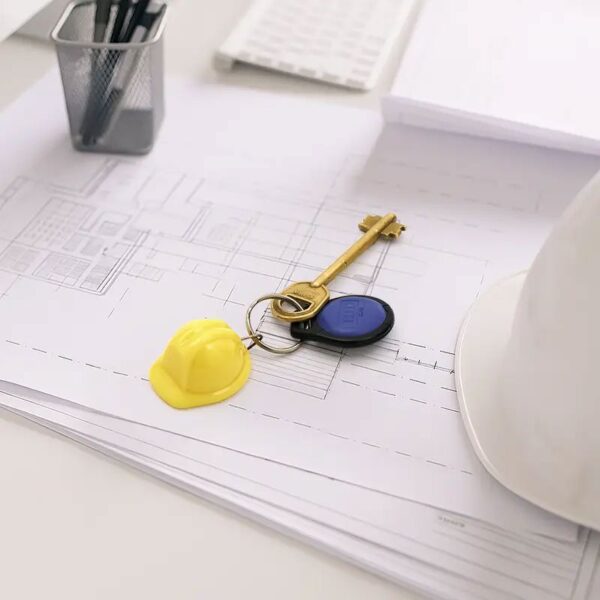 Llavero Helmet, vista 2 - Llaveros Corporativos | MerchLAB