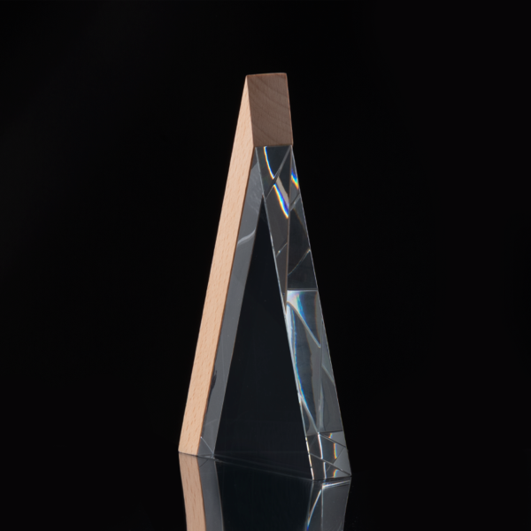 Trofeo Galvano de Madera y Cristal "Triangle", detalle - Galvano Corporativo | MerchLAB