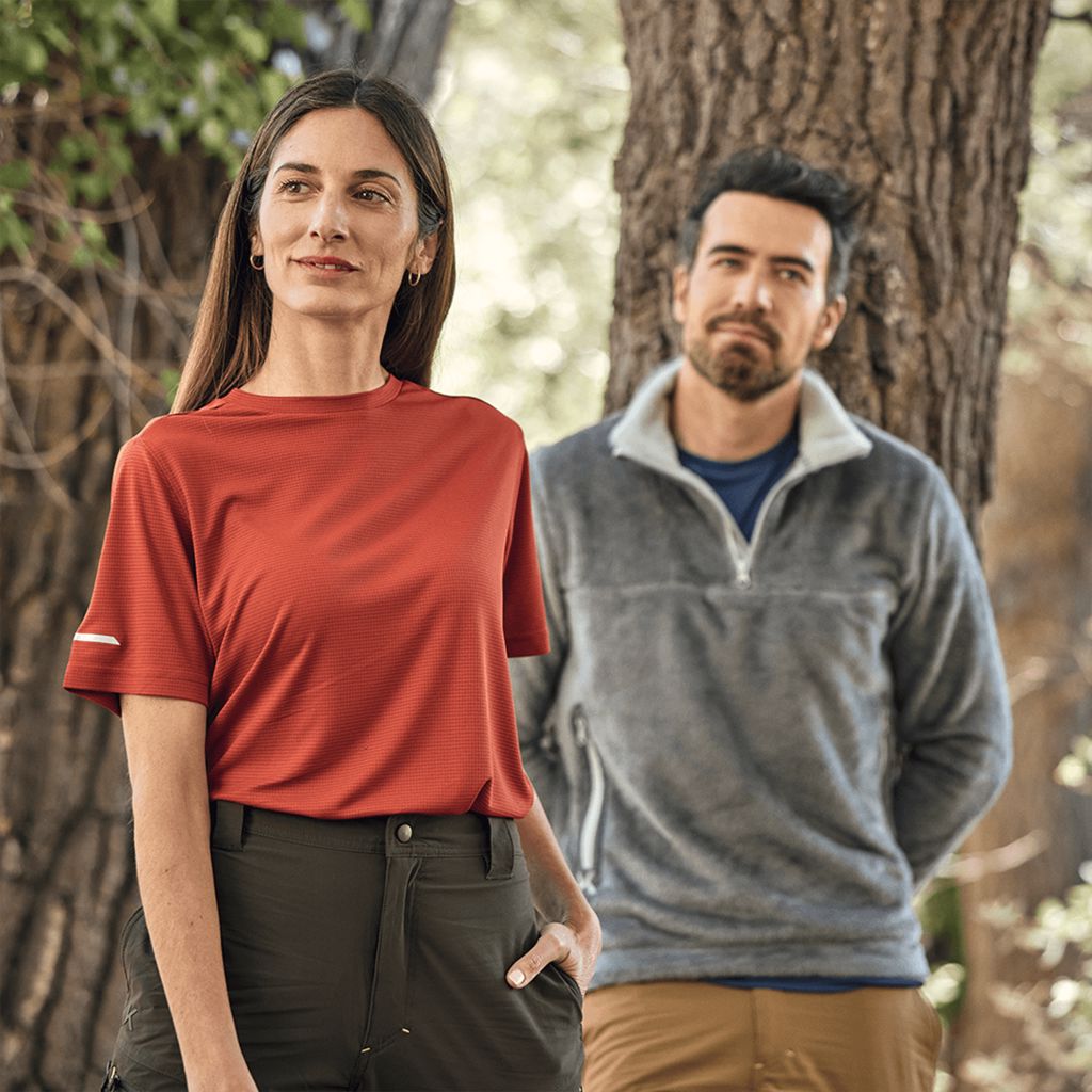 Polera Simos Terracota Mujer 2 Polera Simos Terracota Mujer, vista 2 - Poleras | MerchLAB