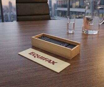 juego domino con el logo de equifax