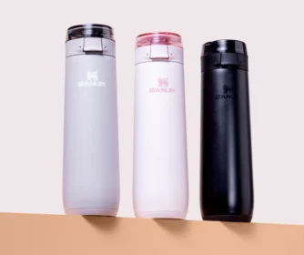 Imagen de tres botellas Stanley que se suman al catálogo de regalos corporativos