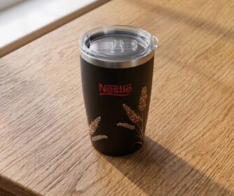 Mug corporativo nestle sobre una mesa de madera