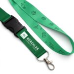 Lanyard sublimado verde con tip top y mosquetón, personalizado con logo